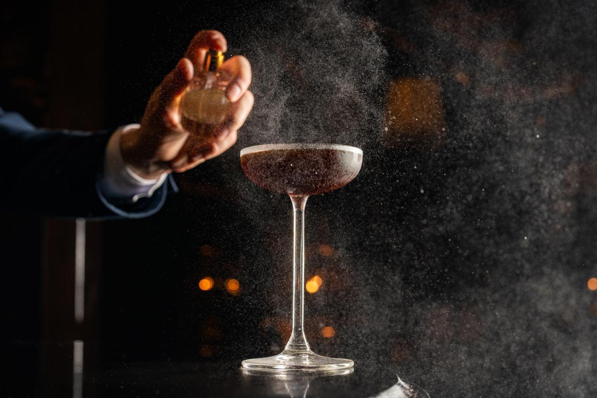Rosewood Sao Paulo Hotel ภายนอก รูปภาพ A bartender dusting a cocktail with ground nutmeg
